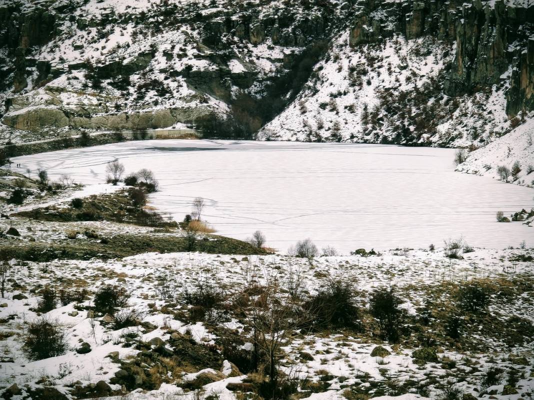 Konyalıların akın ettiği şifalı su kaynağı buz tuttu! 1